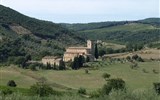 Jižní Toskánsko a kraj Etrusků Lazio 2020 - Itálie - Lazio - Abbazia di Sant´Antimo, benediktínský klášter zal. 770 na místě římské vily