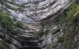 Kouzelná příroda Jury a památky Franche-Comté - francie - Franche-Comté - vyvěračka řeky Loue, zde 1864 maloval G.Coubert svůj obraz Grotte de la Loue, dnes ve Washingtonu
