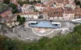 Kouzelná příroda Jury a památky Franche-Comté - Francie - Vienne, římské divadlo, pohled svrchu, od 4.stol. používáno jako kamenolom