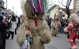 Karneval Busójárás v Moháči, termální lázně Harkány 2018 - Maďarsko - Moháč, slavnost Busójárás, chorvatští busó se zdobí ukořištěnými dívčími pentlemi.