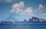 Lipary - Itálie - Liparské ostrovy - Panarea, vzadu činná Stromboli