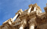 Sicílie a Lipary, země vulkánů a památek UNESCO s koupáním letecky 2020 - Itálie - Sicílie - Syrakusy, detail fasády katedrály