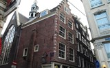 Holandsko, Velikonoce v zemi tulipánů s ubytováním v Rotterdamu 2020 - Holandsko - Amsterdam - domy v čtvrti Nieuwe Zijde