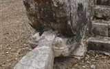 Mexiko - Mexiko - Chichén Itzá, Ossarium, hlava hada střežícího jedno ze 4 schodišť na pyramidu