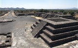 Mexiko - Mexiko - Teotihuacán, náměstí Měsíce z Měsíční pyramidy