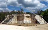 Památky UNESCO - Mexiko - Mexiko - Chichén Itzá, Plošina Venuše, Quetzalcoatl zde vystupuje v roli jitřenky.