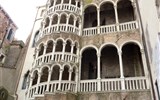 Benátky a ostrovy benátské laguny letecky, La Biennale 2020 - Itálie - Benátky - Palazzo Contarini del Bovolo, benátská gotika z konce 15.století s renes.prvky