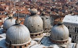 Benátky a ostrovy na Velikonoce 2020 - Itálie - Benátky - kopule chrámu San Marco z kampanily