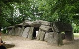 Bretaň a megality - Francie - Bretaň - Roche-aux-Feés, 19,5 m dlouhý dolmen,  vztyčen asi 3000-35000 př.n.l.