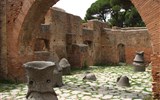Řím, Vatikán, po stopách Etrusků v době adventu 2020 - Itálie - okolí Říma - Ostia Antica, lávové mlýnské kameny