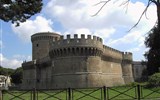 Řím, Vatikán, po stopách Etrusků v době adventu 2020 - Itálie - okolí Říma - Ostia Antica - středověký hrad