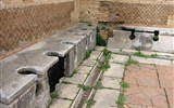 Řím, Vatikán, po stopách Etrusků v době adventu 2020 - Itálie - okolí Říma - Ostia Antica - veřejné záchodky