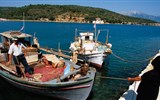 Řecké ostrovy Lefkáda, Kefalonie, Zakynthos letecky - Řecko - ostrov Meganissi - rybářské čluny v přístavu Spartochori