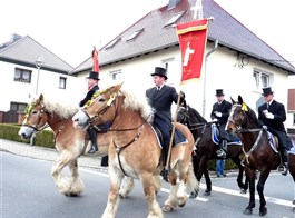 Velikonoce v Lužici, křižácké jízdy a zahrady 2023  Německo - Šunov, velikonoční jízda, muži jsou oblečeni ve fracích s cylindy