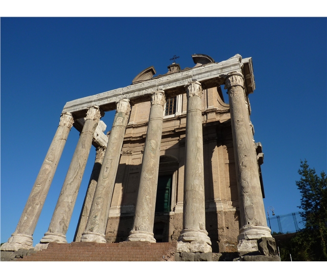 Řím a Vatikán, Genzano, zahrady Tivoli, Subiaco, UNESCO 2019 - Itálie - Řím - Forum Romanum, chrám Antoniuse a Faustiny z roku 141