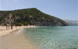 Sardinie, rajský ostrov nurágů v tyrkysovém moři s turistikou 2020 - Itálie - Sardinie - pláže lákají k vykoupání