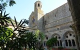 Languedoc a Roussillon, země moře, hor a katarských hradů s koupáním 2020 - Francie - Languedoc - Abbaye de Fontfroide, kostel z roku 1157
