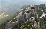Languedoc, katarské hrady, moře Lví zátoky a kaňon Ardèche letecky 2020 - Francie - Languedoc - Peyrepertuse, střední část hradu s kostelem a starým palácem
