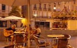 Gastronomie krajů Gaskoňsko a Languedoc - Francie - Languedoc - večerní Perpignan, nám. Republiky, typické katalánské domy a večerní pohoda