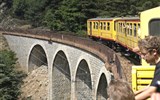 Cesty vlakem za poznáním. - Francie - Languedoc - Train Jaune má elektrický pohon a některé vagony otevřené