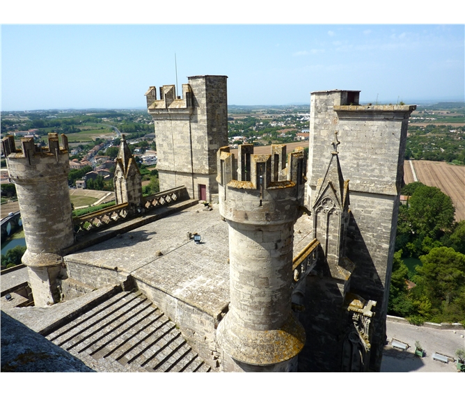 Languedoc, katarské hrady, moře Lví zátoky a kaňon Ardèche letecky 2019 - Francie - Languedoc - Béziers, na střeše katedrály St.Nazaire