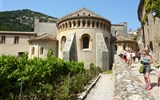 Languedoc, katarské hrady, moře Lví zátoky a kaňon Ardèche letecky 2020 - Francie - Saint Guilhelm le Desert, Abbaye de Gellone, založeno 804
