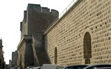 Languedoc, katarské hrady, moře Lví zátoky a kaňon Ardèche letecky 2020 - Francie - Languedoc - Aigues-Mortes, hradby 1.650 m dl, post. 1272-1300 za Filipa III. a IV.