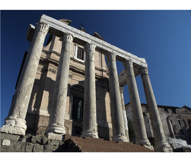 Řím, Vatikán, Ostia i Orvieto, po stopách Etrusků 2020 - Řím - Forum Romanum -  chrám Antonina a Faustiny, 141 n.l, pův. pro manželku Faustinu, po smrti i pro císaře Antonina