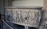 Řím a Vatikán letecky - Řím - Vatikánská muzea -  sarkofág bazénového typu (lenos), cca 150 n.l, vyobrazení Dionýsových slavností