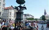 Kodaň a Kronborg v době adventu - Dánsko - Kodaň, fontána Storkespringvandets, od 1950 kolem tančí nové porodní asistentky