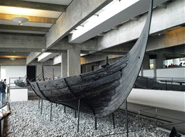 Dánsko, Kodaň, ráj ostrovů a gurmánů 2023  Dánsko - Roskilde - Vikingeskibsmuseet, Skuldelev 3, 14m dlouhá a 3,3 m široká