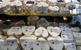 Rouen - francie - Normandie - Rouen, typický normandský sýr Neufchâtel se vyrábí již od 6.století a má jemné aroma po houbách