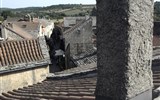 La Couvertoirade - Francie - Languedoc - La Couvertoirad, vlny prejzových střech s majáky komínů