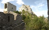 Peyrepertuse - Francie - Languedoc - Peyrepertuse, citadela San Jordi (796 m n.) se tyčí nad střední částí hradu