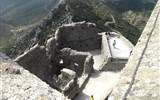 katarské hrady - Francie - Languedoc - Quéribus, dolní hrad s obyt.budovou pro vojáky a cisternou