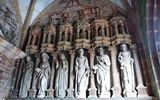 Guimiliau - Francie - Bretaň - Guimiliau, sochy na levé straně kostelní předsíně