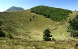 Francouzské sopky a památky kraje Auvergne 2020 - Francie - Auvergne - vulkanický  kráter Puy de Pariou je hluboký 96 m a má obvod 950 m