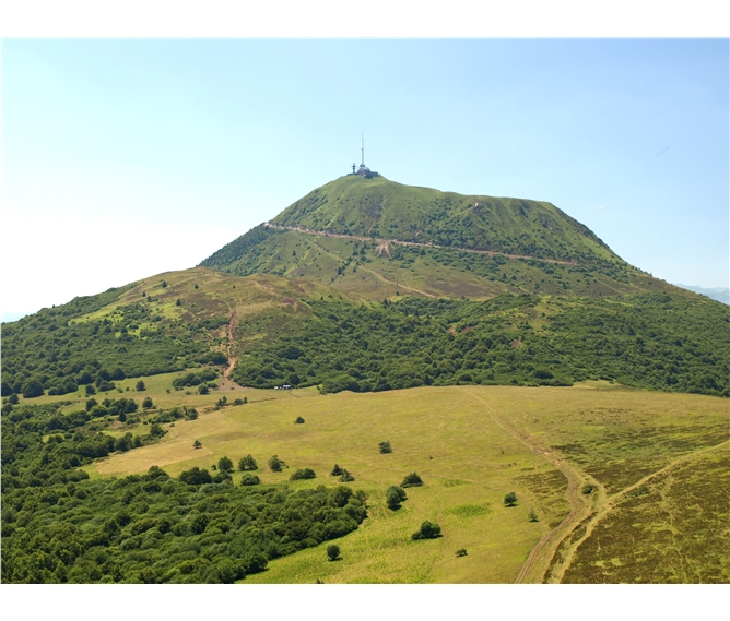 Francouzské sopky a památky kraje Auvergne 2020 - Francie - Auvergne - Puy de Dome, sopka typu Pelé, původně se jmenovala Mont d´Or