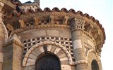 Francouzské sopky a památky kraje Auvergne - Francie - Auvergne  - Clermont-Ferrand, Notre Dame, románské hlavice sloupů a mozaiky z černého a světlého kamene