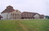 Arc-et-Senans - Francie - Arc-et-Senans (Královská salina), postavená arch. C.N.Ledouxem za vlády Ludvíka XV., památka UNESCO (Wiki - Giraud)