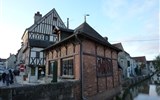 Beaujolais a Burgundsko, kláštery a slavnost vína - Francie - Beaujolais - Chablis, centrum významné vinařské oblasti, hl.suchá bílá vína