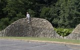 Jedburgh - Velká Británie - Skotsko - Jedburgh, památník Jamesi Huttonovi, otci geologie, který nedaleko vyslovil Zákon superpozice