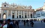 Vatikán - Itálie - Řím - průčelí sv.Petra, fasáda C.Maderno, obložené travertinem, s korintskými sloupy.