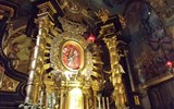Kalwaria Zebrzydowska - Polsko - Kalwaria Zebrzydowska, kostel P.Marie Andělské,  stříbrná soška Panny Marie zakoupená 1590 v Loretu