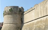 Krotón - Itálie - Kalábrie - Croton, pevnost Karla V., postavena 840, upravena 1541 za Karla V.