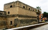 Apulie, kraj bílých měst, katedrál a azurového moře - Itálie - Bari - hrad založen 1132, přestavěn 1233 a pak ještě několikrát