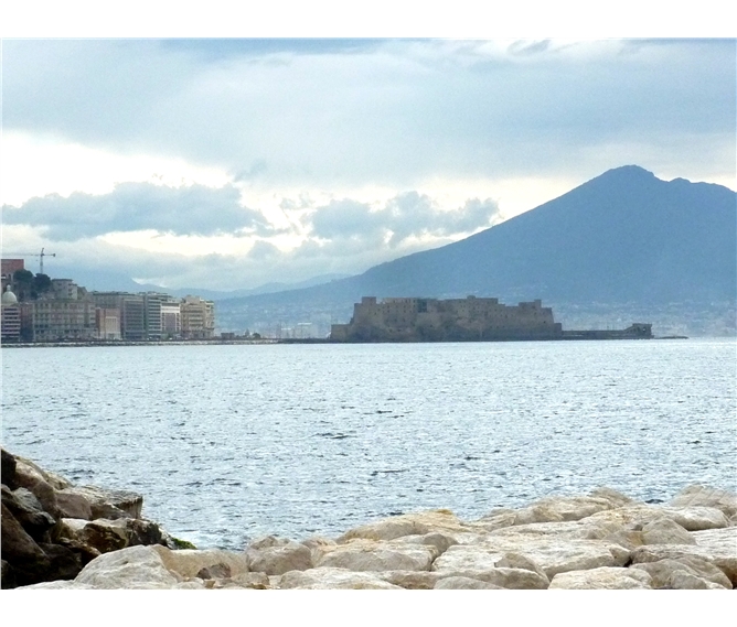 Neapolský záliv a ostrov Capri letecky 2019 - Itálie - Vesuv střeží Neapolský záliv