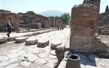 Neapolský záliv a ostrov Capri letecky 2019 - Itálie - Pompeje - město pokryl roku 79.n.l. popel z erupce Vesuvu