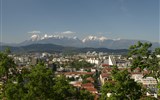 Babí léto, tajemné jeskyně Slovinska a Itálie, víno a mořské lázně Laguna 2020 - Slovinsko - Lublaň - za hezkého počasí je z hradu vidět Julské Alpy