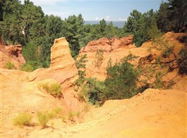 Přírodní parky a památky Provence 2026  Francie - Roussillon, naleziště malířských hlinek barvami nešetří